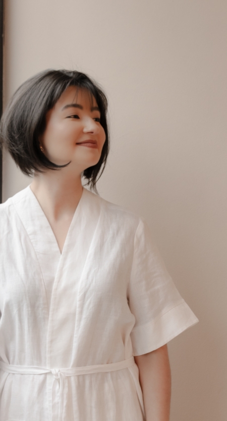 Mayumi Kiyama atendendo uma paciente na maca, em sessao de terapia integrativa